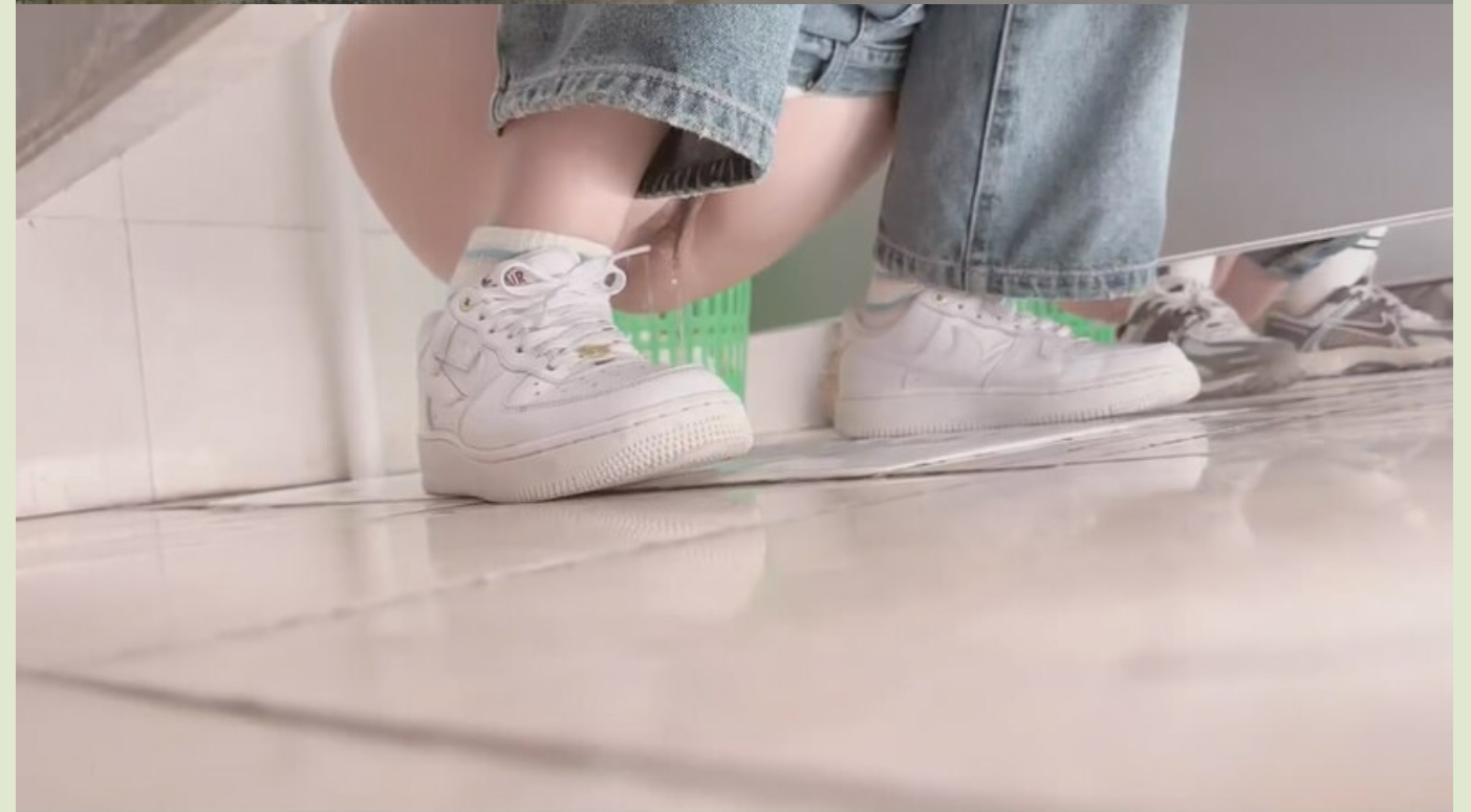 大神带齐各种装备潜入办公楼女厕全景偷拍❤️多位美女职员的各种美鲍鱼