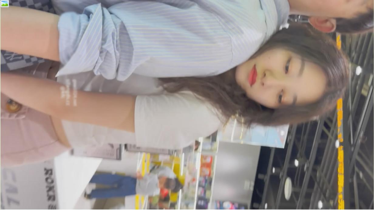 逛街的可爱小姐姐薄丝透明白内包裹肥臀短裙靓女和男友逛街忧郁的眼神却穿了丁字裤