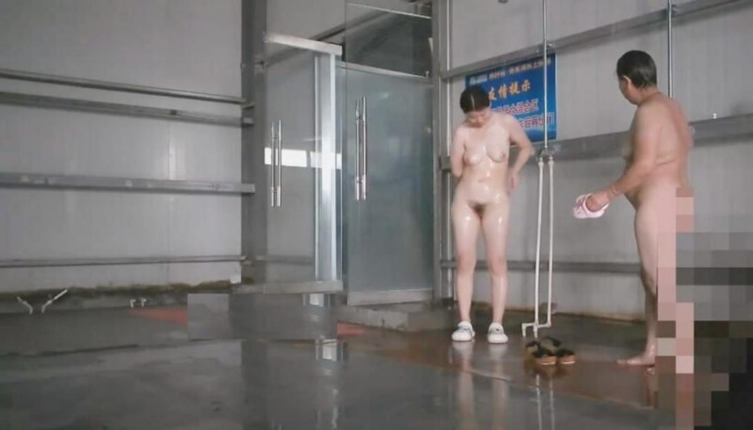 游泳馆内部员工偷拍❤️几个白白嫩嫩的少妇出来冲澡换衣服