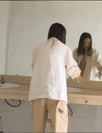 办公楼闯拍白衣少女嘘嘘完在洗手❤️微毛粉穴已被收入囊中