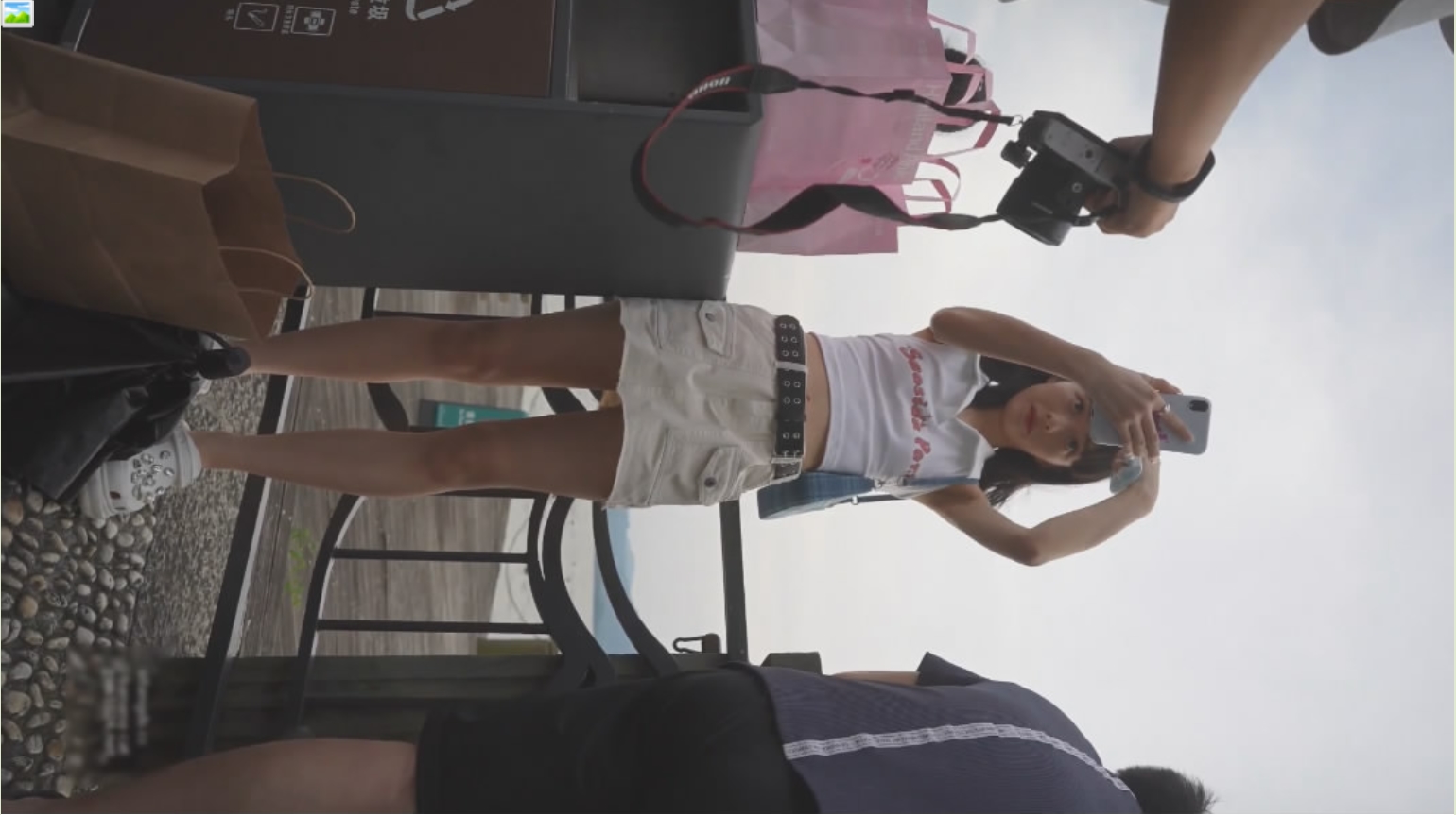 超短裙牛仔美女和同伴一起逛街,裙子非常短竟然还不穿安全裤打卡拍照条纹内前后CD脸底同框