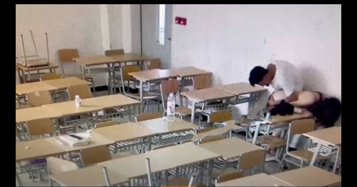 重磅新瓜 山东招远烟台黄金职业学院 小情侣教室啪啪被监控拍到曝光