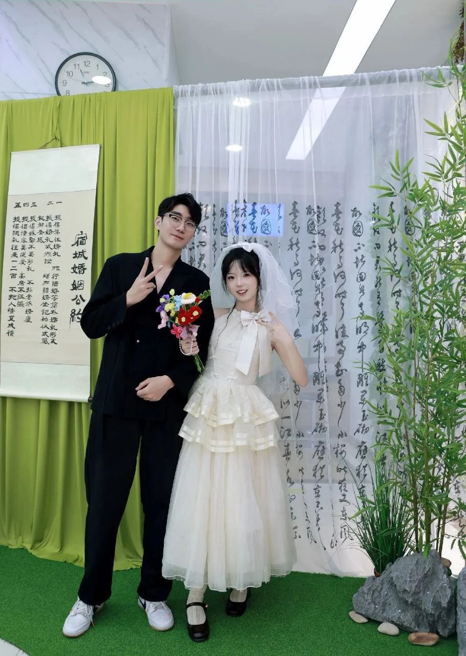 江苏新娘出轨门 刚刚新婚就出轨了 结婚前一夜还和炮友穿着婚纱交流