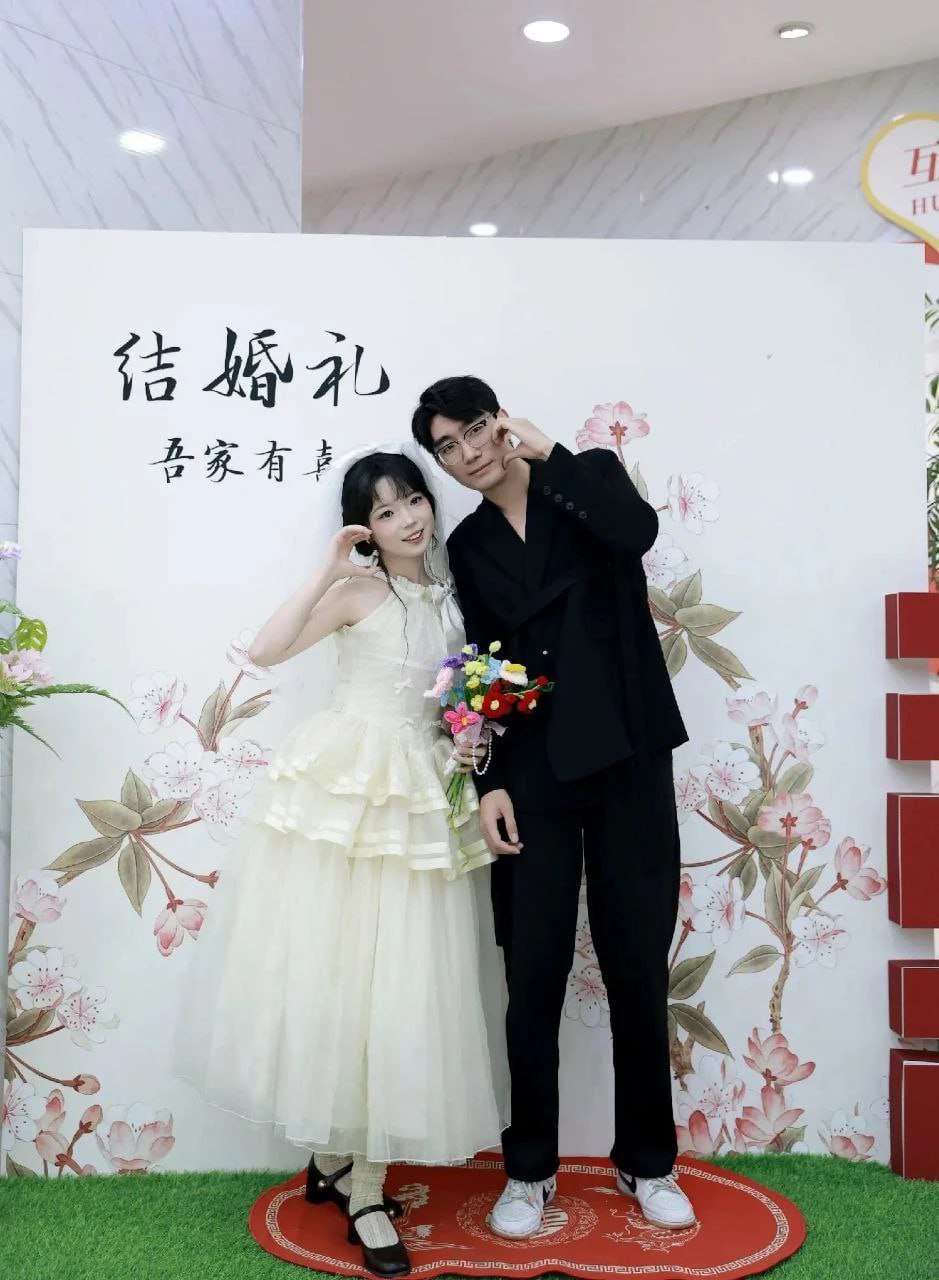 江苏新娘出轨门 刚刚新婚就出轨了 结婚前一夜还和炮友穿着婚纱交流