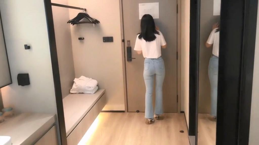 花店偶遇牛仔裤女神 带到酒店没想到这么主动 紧身牛仔裤完美显现极品身材 玲珑身段草不够