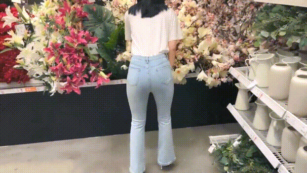 花店偶遇牛仔裤女神 带到酒店没想到这么主动 紧身牛仔裤完美显现极品身材 玲珑身段草不够