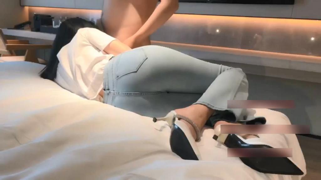 花店偶遇牛仔裤女神 带到酒店没想到这么主动 紧身牛仔裤完美显现极品身材 玲珑身段草不够