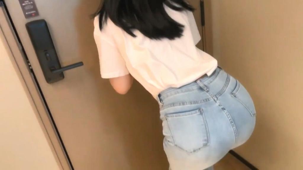 花店偶遇牛仔裤女神 带到酒店没想到这么主动 紧身牛仔裤完美显现极品身材 玲珑身段草不够