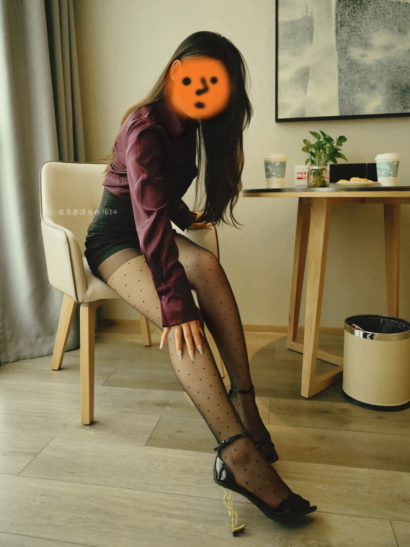 屋外冬日的寒冷掺杂着慵懒袭来，屋内妩媚的女人像春天萌发的花苞般引人无限遐想