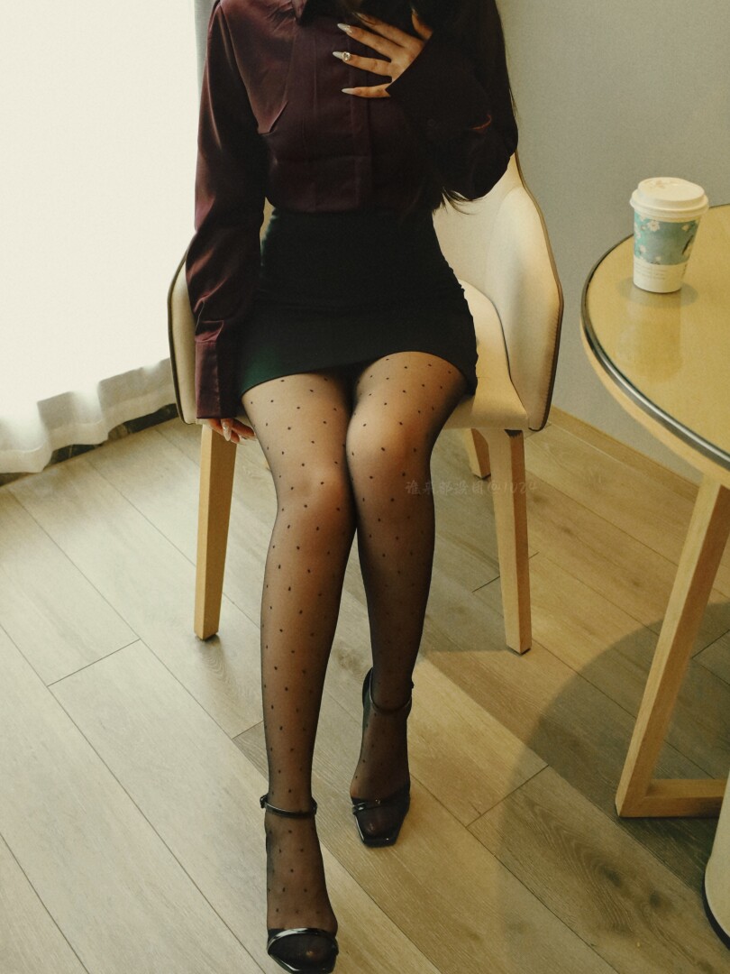 屋外冬日的寒冷掺杂着慵懒袭来，屋内妩媚的女人像春天萌发的花苞般引人无限遐想