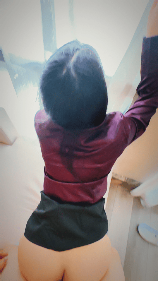 屋外冬日的寒冷掺杂着慵懒袭来，屋内妩媚的女人像春天萌发的花苞般引人无限遐想