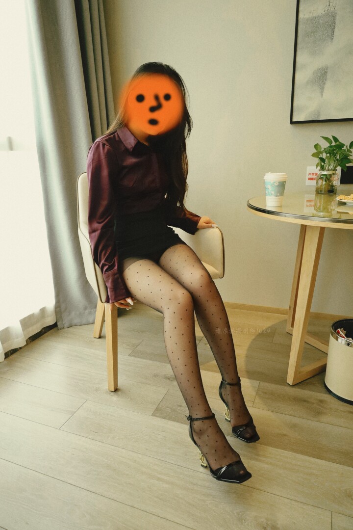 屋外冬日的寒冷掺杂着慵懒袭来，屋内妩媚的女人像春天萌发的花苞般引人无限遐想