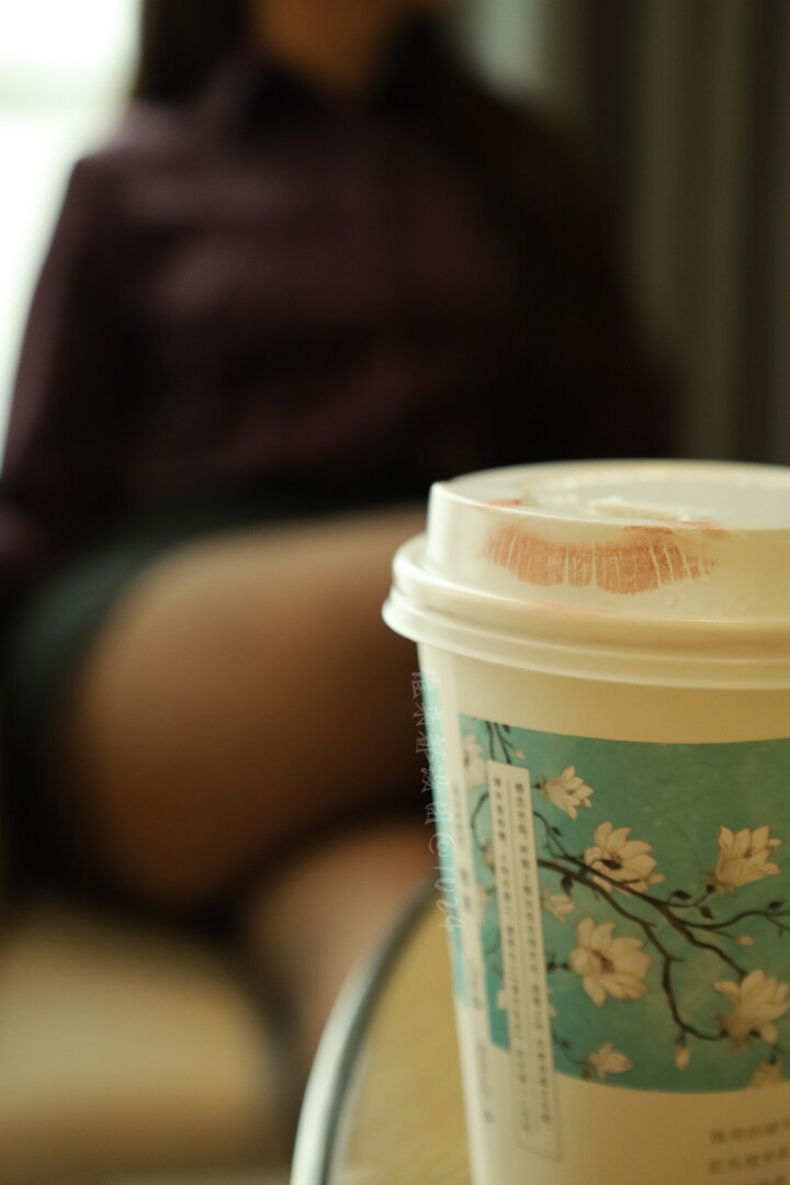 屋外冬日的寒冷掺杂着慵懒袭来，屋内妩媚的女人像春天萌发的花苞般引人无限遐想