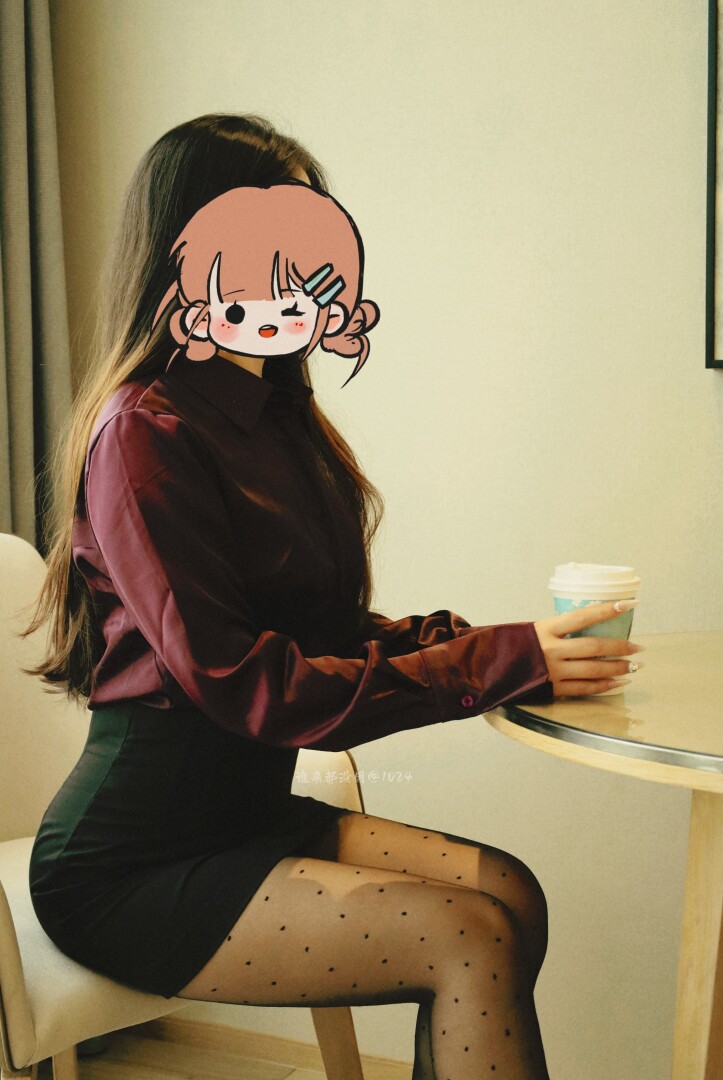 屋外冬日的寒冷掺杂着慵懒袭来，屋内妩媚的女人像春天萌发的花苞般引人无限遐想