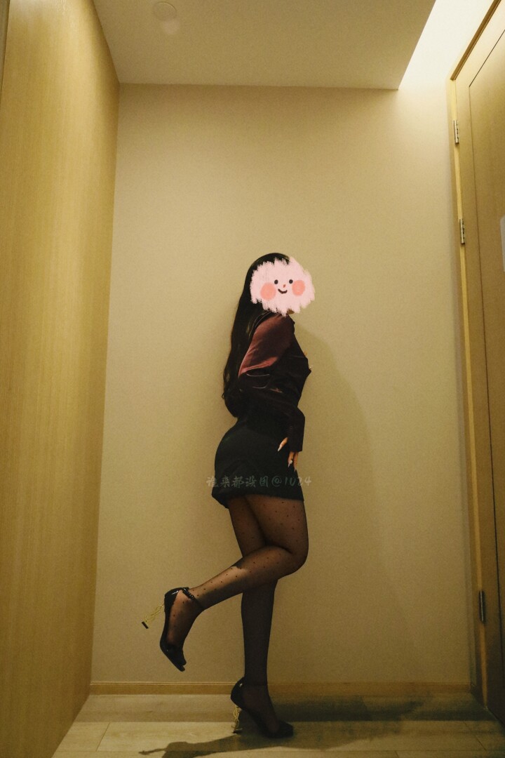 屋外冬日的寒冷掺杂着慵懒袭来，屋内妩媚的女人像春天萌发的花苞般引人无限遐想