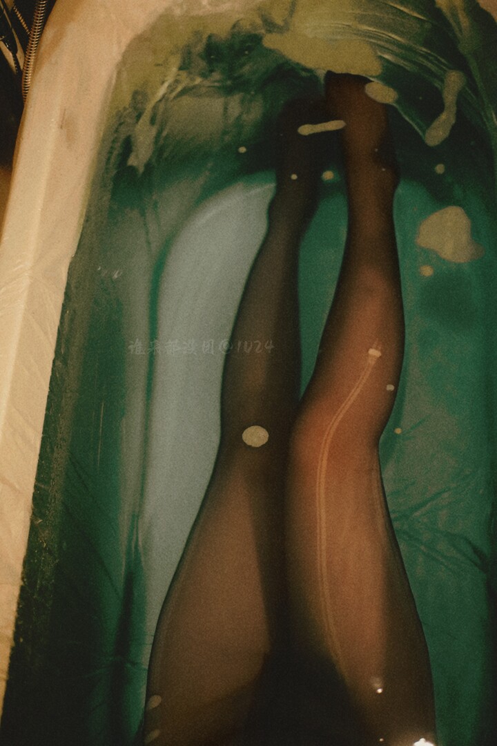 屋外冬日的寒冷掺杂着慵懒袭来，屋内妩媚的女人像春天萌发的花苞般引人无限遐想