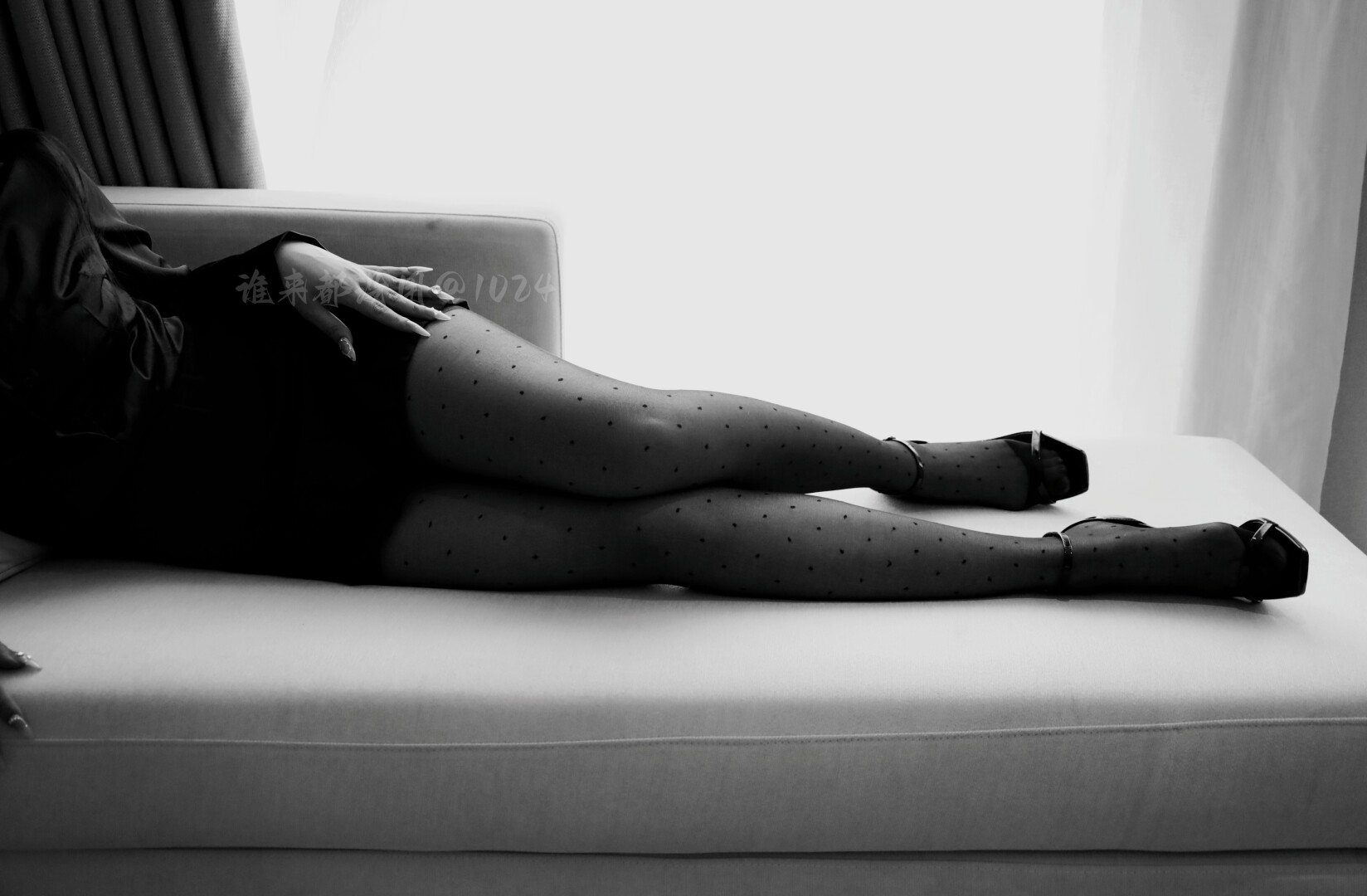 屋外冬日的寒冷掺杂着慵懒袭来，屋内妩媚的女人像春天萌发的花苞般引人无限遐想