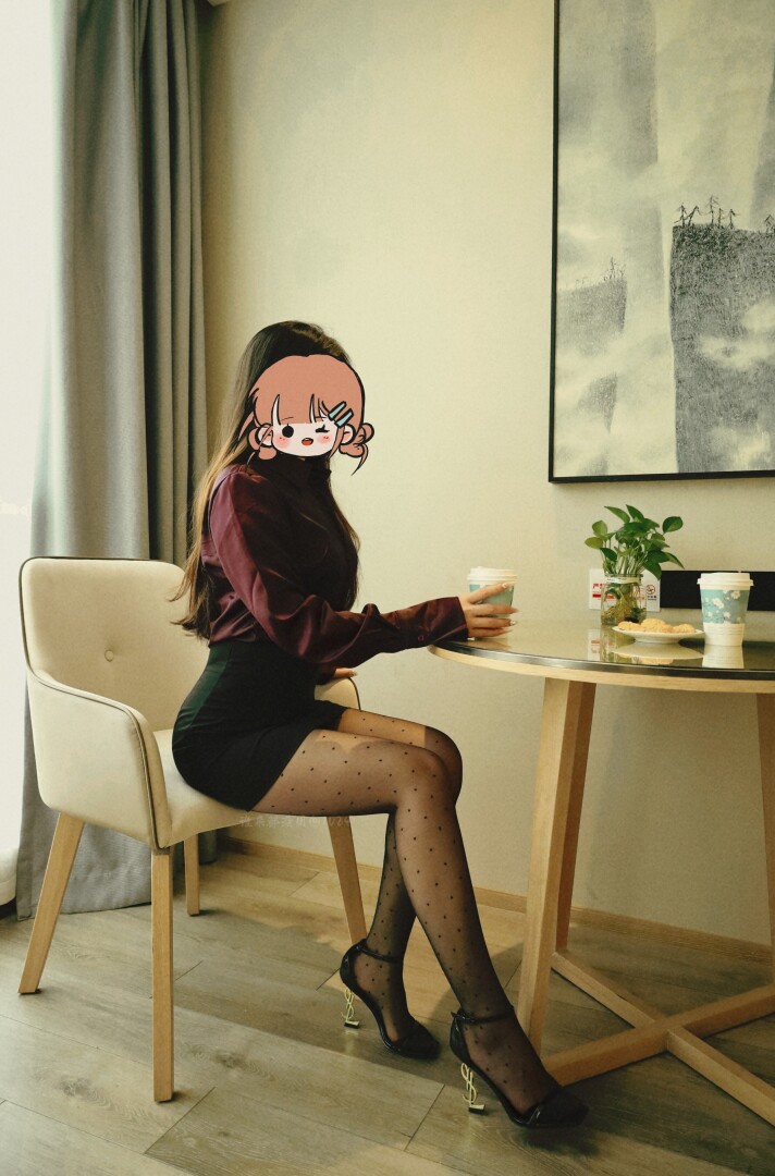 屋外冬日的寒冷掺杂着慵懒袭来，屋内妩媚的女人像春天萌发的花苞般引人无限遐想