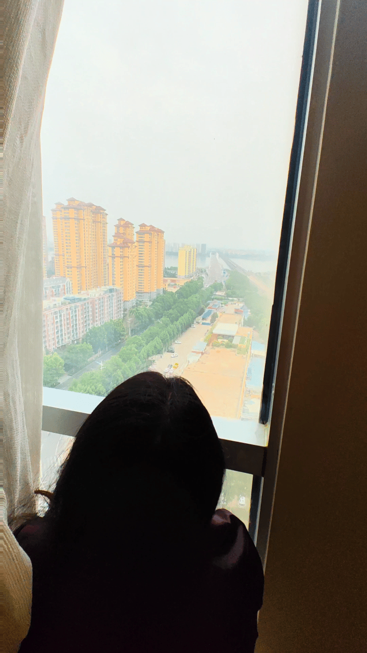 屋外冬日的寒冷掺杂着慵懒袭来，屋内妩媚的女人像春天萌发的花苞般引人无限遐想