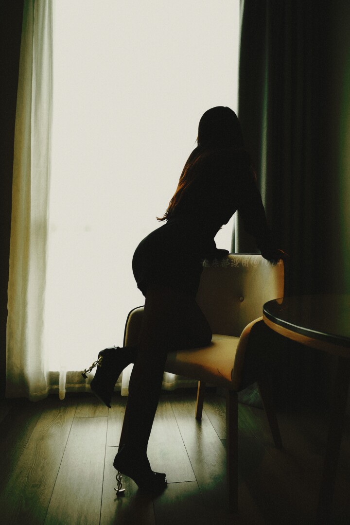 屋外冬日的寒冷掺杂着慵懒袭来，屋内妩媚的女人像春天萌发的花苞般引人无限遐想