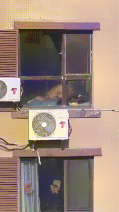 教育从娃娃抓起 对面楼大白天在家啪啪 窗帘也不拉 来个现场直播 上位骑乘口爆