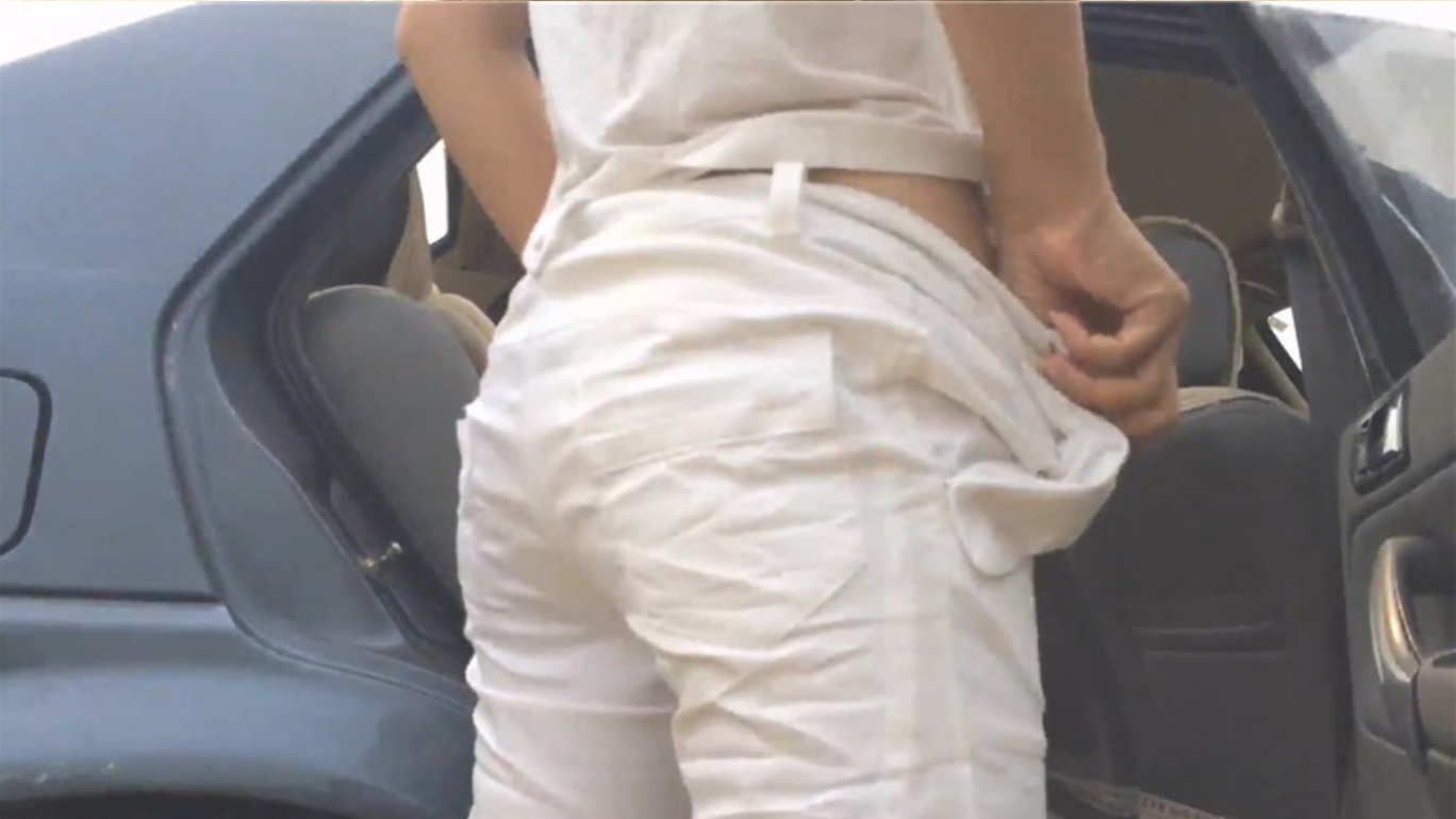 开车带着漂亮的✅学妹到郊区人少的地方玩车震完美露脸