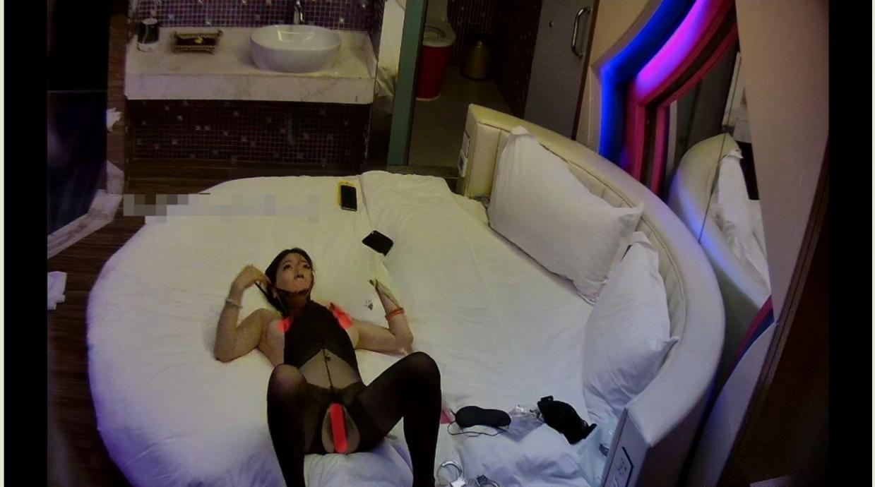 酒店实录 极品女神女生先洗完澡穿好开档丝袜和精神小伙酒店开房丝袜道具齐上阵