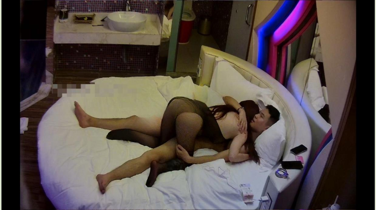 酒店实录 极品女神女生先洗完澡穿好开档丝袜和精神小伙酒店开房丝袜道具齐上阵