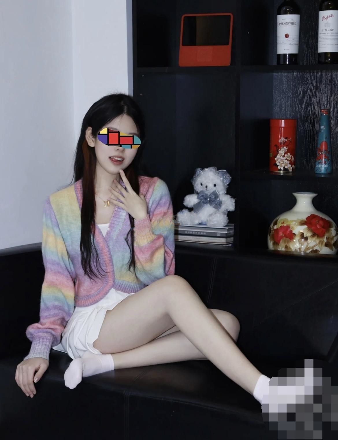 宇宙最新超强父女乱L内射又纯又欲的大长腿女儿，真史无前例的清纯漂亮，还爆出露脸照