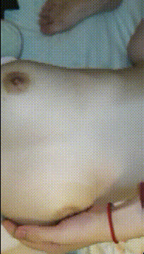 真实夫妻日常爱爱自拍 水这么多 咋啦 射了 大奶老婆看着小视频被无套输出 一逼的白浆 内射满满一鲍鱼