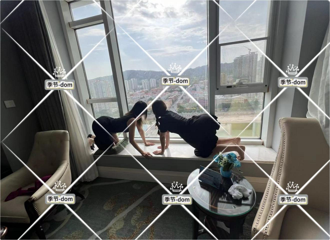 好姐妹有福同享 有揍一起挨 一些女人 外表高贵内心放荡 下贱摇着屁股祈求你的玩弄 调教众多反差婊