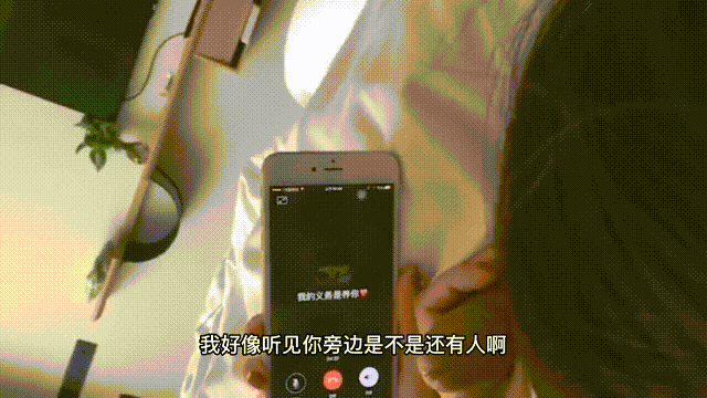 通话中强忍着不叫出来玩的就是一个紧张刺激 女神口口声声说爱你 嘴里却含着别人的鸡