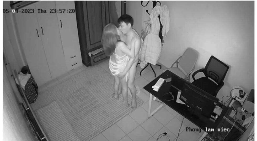 非常会玩的年轻妇妻每次做爱前让媳妇穿上情趣内衣一块看视频热身躺在地铺做爱