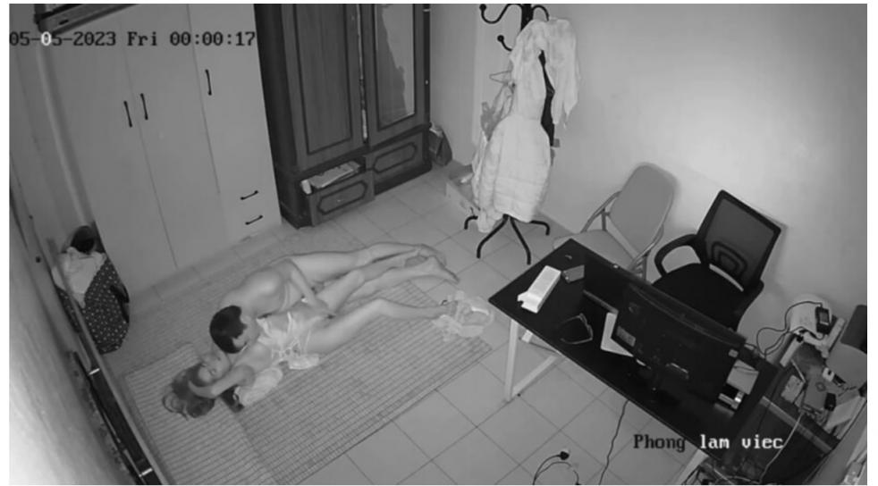 非常会玩的年轻妇妻每次做爱前让媳妇穿上情趣内衣一块看视频热身躺在地铺做爱