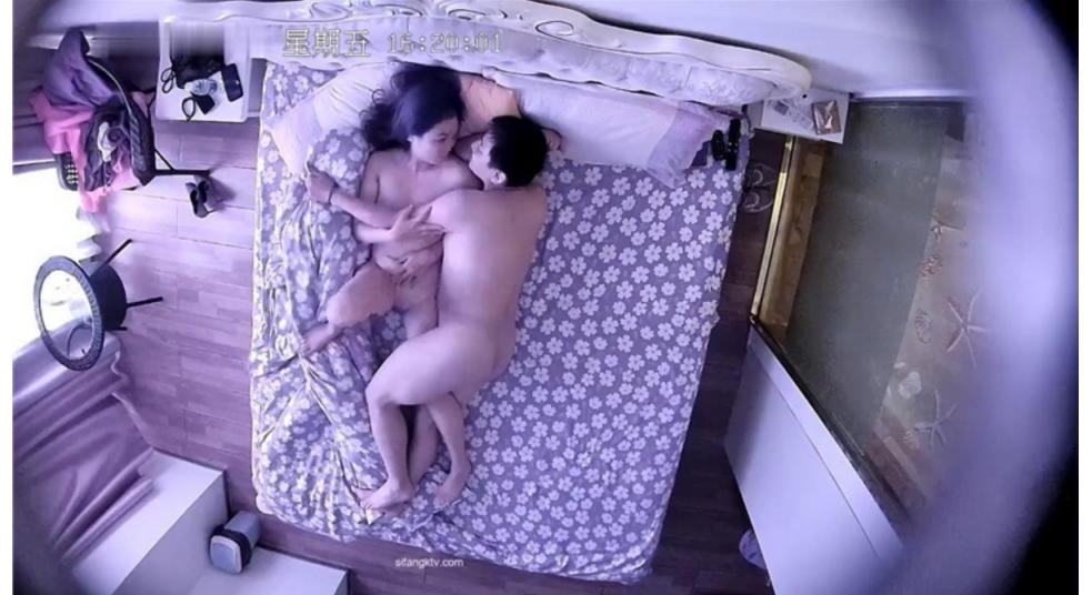 大叔一邊摳著絲襪媳婦的騷B一邊看電視?媳婦被他摳的受不了了直接打一炮