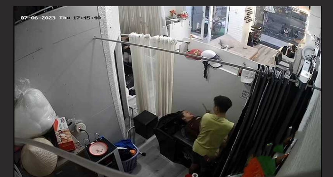 真实监控偷拍！欲姐少妇去发廊洗头 被小鲜肉掐着脖子抠逼舔穴 高潮捂住嘴巴不敢叫出声！