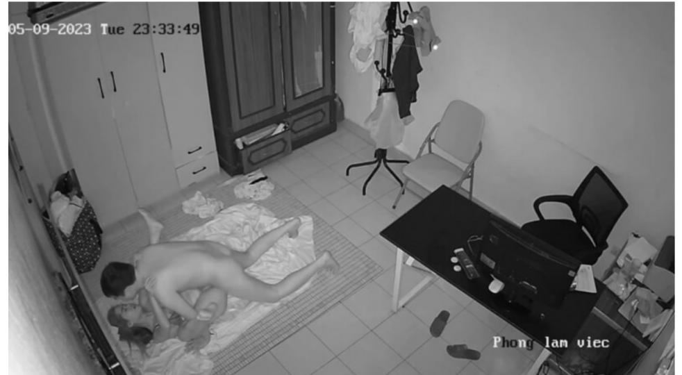 非常会玩的年轻妇妻每次做爱前让媳妇穿上情趣内衣一块看视频热身躺在地铺做爱