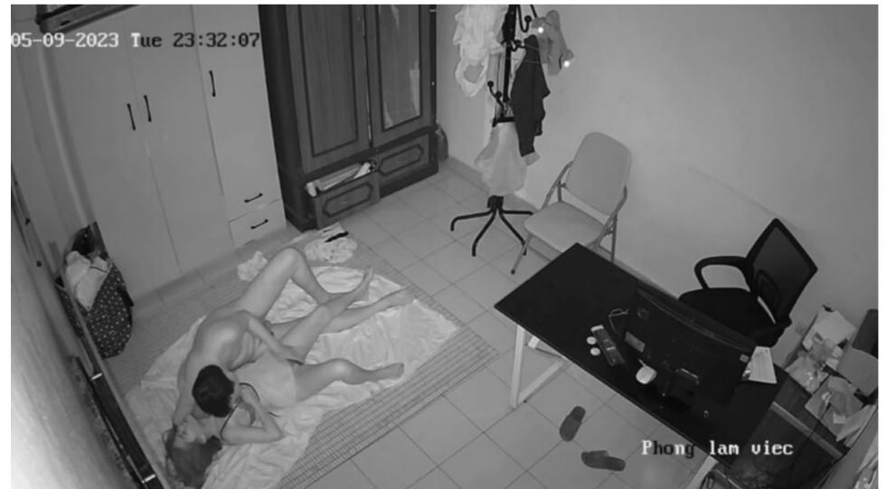 非常会玩的年轻妇妻每次做爱前让媳妇穿上情趣内衣一块看视频热身躺在地铺做爱