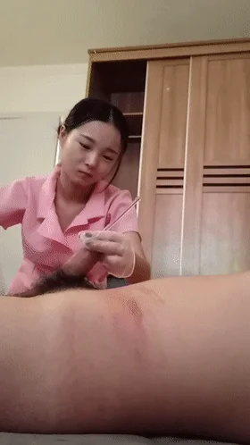 ❤️猎奇❤️广西美女护士❤️白甜给男友治疗前列腺的另类方式❤️30公分超长玻璃棒深插马眼！看着都疼！