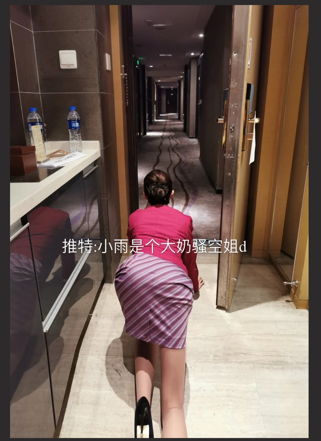 南航极品反差空姐 小雨是个大奶空姐 穷人女神富人母狗 为了奢侈生活被金主包