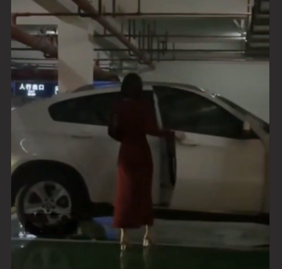 盐城宝马哥车震瓜 地下停车场内搞车震下车腿都发软了