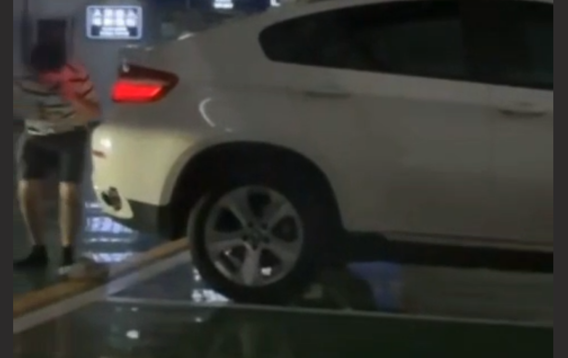 盐城宝马哥车震瓜 地下停车场内搞车震下车腿都发软了