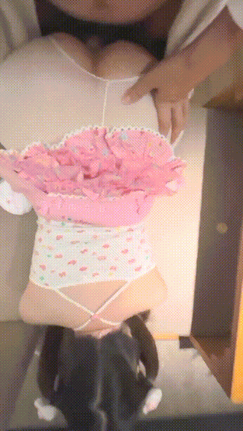 “被哥哥拽着双马尾后入了呜呜 大屁股全自动哦，看着面前的反光镜被后入了…好羞耻”⚡可爱清纯小母狗萝莉