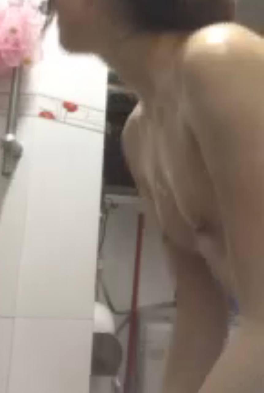 哄到和女友视频洗澡截图，给大家稍微欣赏