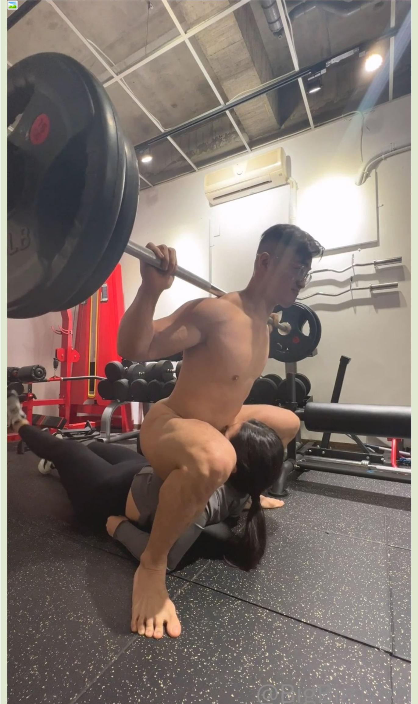 ❣️推荐❣️推特红人健身达人【谚哥】深蹲口交，骑电驴操逼，巨屌弹钢琴，卧推操逼，圣水调教男奴