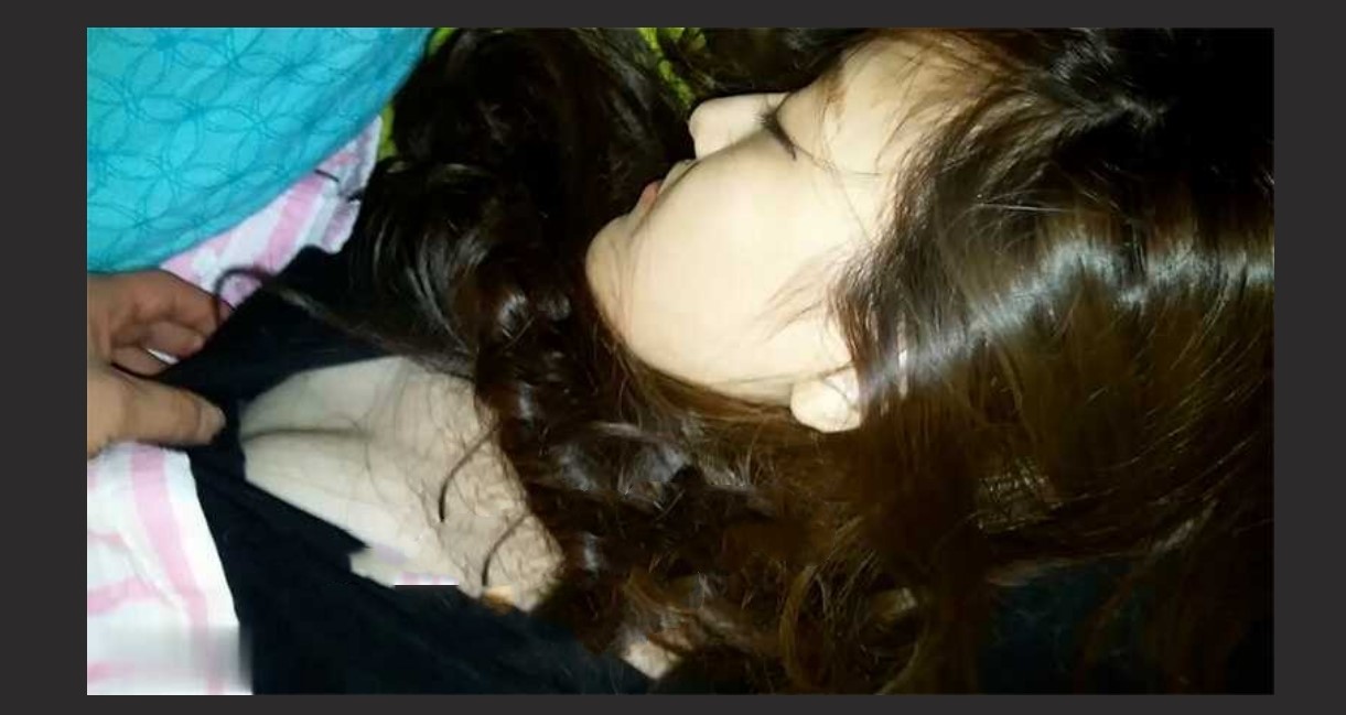 禽兽啊!公司团建送喝醉的美女同事回家，偷偷玩了人家的大奶子和肥美的鲍鱼，居然没敢操！