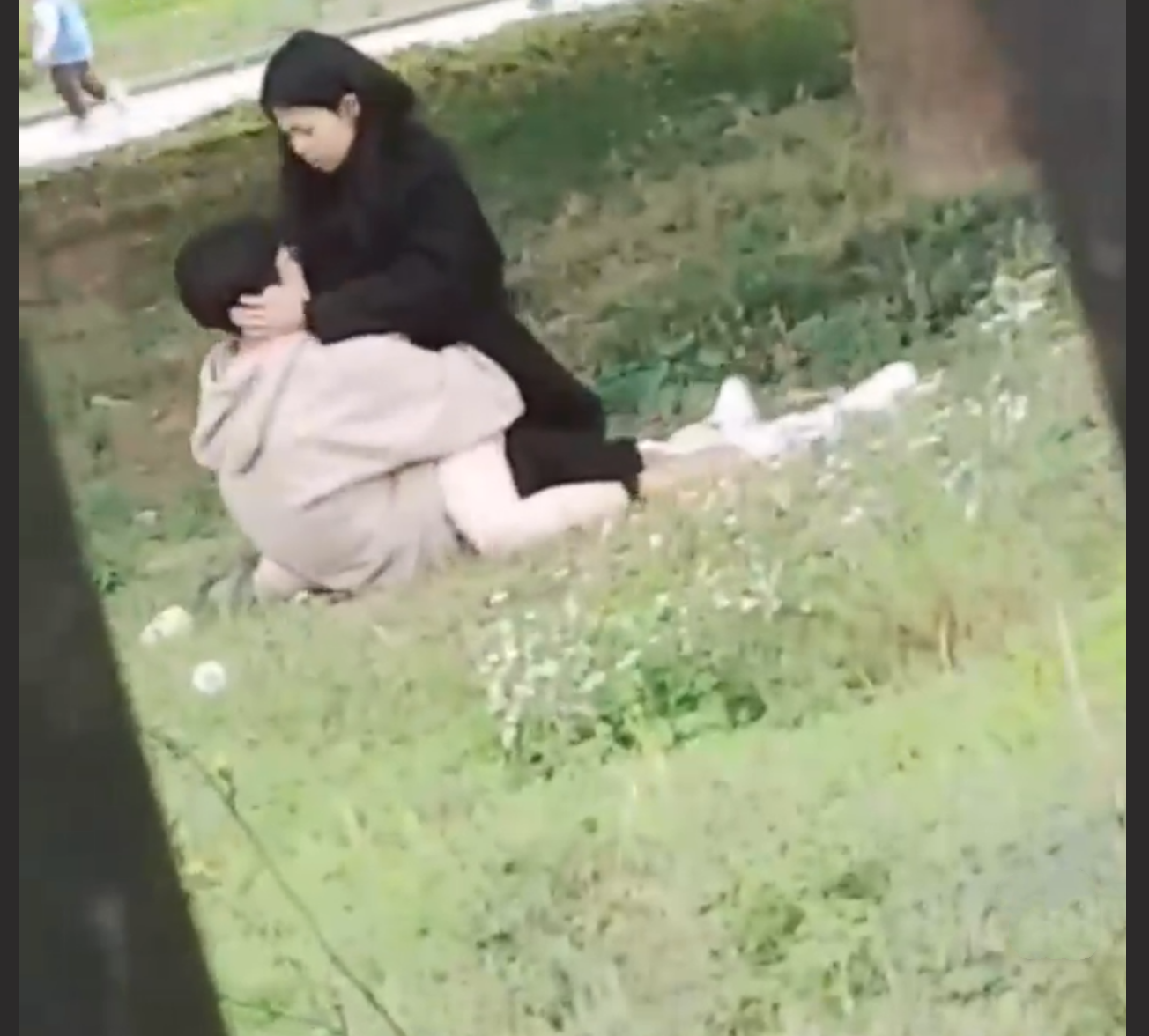 职业技术学院大学生是真会玩啊! 绿草坪户外做爱激情满满!