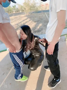 ✨极品少妇✨与两个炮友户外亭子内3P,一手一只大鸡巴双管齐下,你艹了我来艹刺激又爽快!