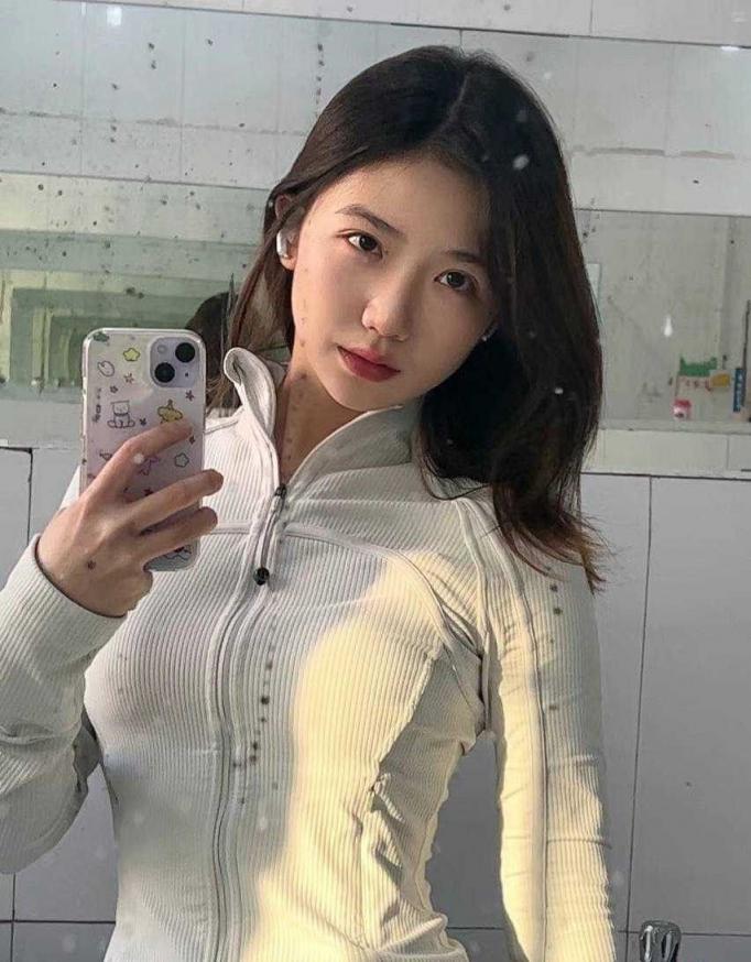 浙江财经大学清纯校花级女神【李书妍】不雅视频，据说与前任分手后被渣男流出