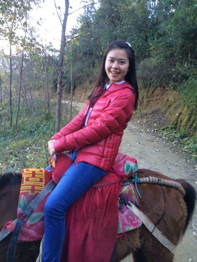 年轻可爱女生给建筑公司老板当情人，旅游自拍流出